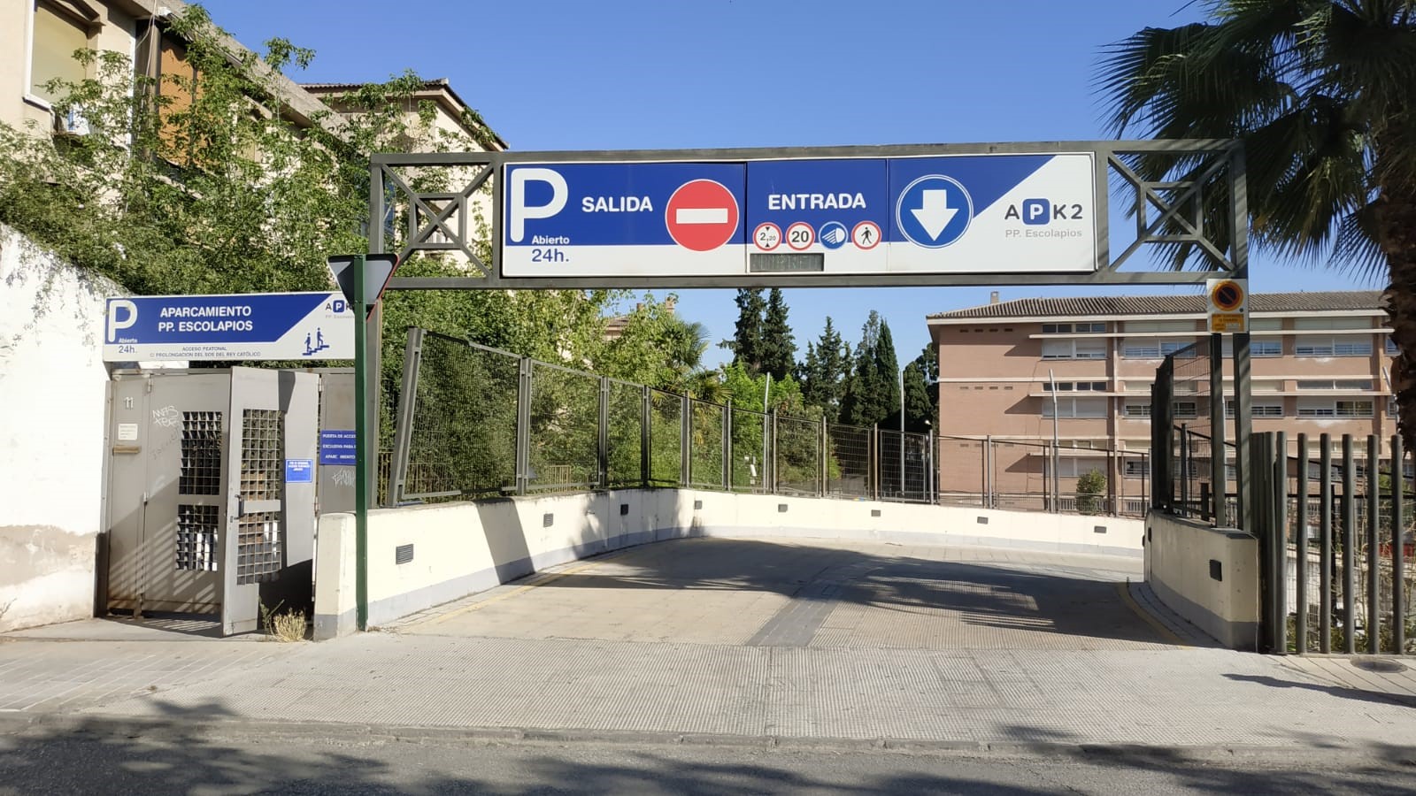 Parking Escolapios Granada Entrada coches 1.jpg
